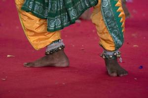 detalhe do pé de dança tradicional da índia foto