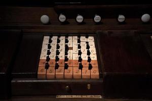 detalhe vintage de teclado de órgão antigo foto