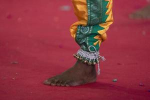 detalhe do pé de dança tradicional da índia foto