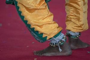 detalhe do pé de dança tradicional da índia foto