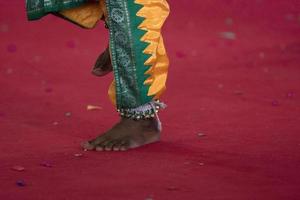 detalhe do pé de dança tradicional da índia foto