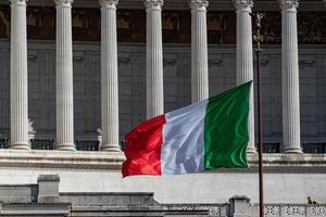 bandeira italiana da itália verde branco e vermelho em roma foto