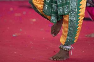 detalhe do pé de dança tradicional da índia foto