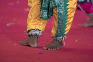 detalhe do pé de dança tradicional da índia foto