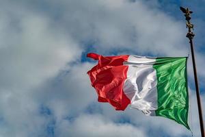 bandeira italiana da itália verde branco e vermelho em roma foto