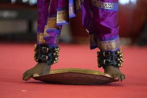 detalhe do pé de dança tradicional da índia foto