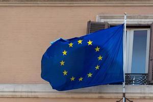 europeu acenando a bandeira azul em roma foto