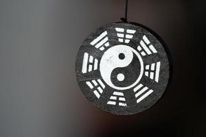 pingente de símbolo yin yang isolado foto