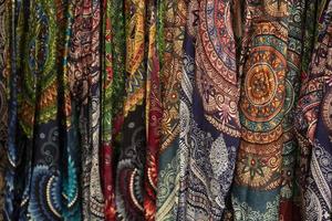 roupas da índia no mercado para venda foto