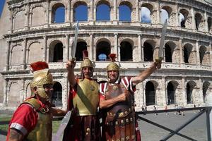 Roma, Itália - 10 de junho de 2018 - gladiadores para turistas tirando fotos e selfies no coliseu