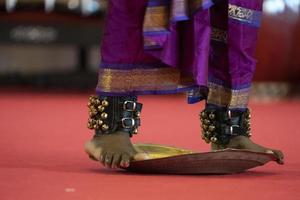 detalhe do pé de dança tradicional da índia foto