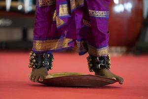 detalhe do pé de dança tradicional da índia foto