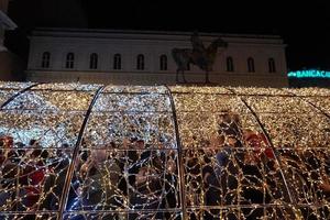 Gênova, Itália - 8 de dezembro de 2018 - celebração de Natal começando com o caminho iluminado de luz mais longo do mundo foto