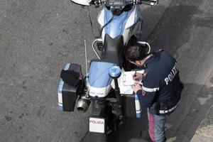 Gênova, Itália - 13 de abril de 2020 - controle policial durante a quarentena do coronavírus foto