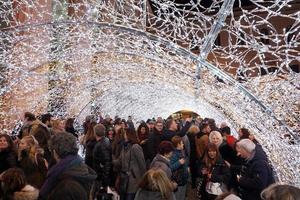 Gênova, Itália - 8 de dezembro de 2018 - celebração de Natal começando com o caminho iluminado de luz mais longo do mundo foto