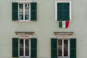 bandeira italiana na janela durante a quarentena de coronavírus foto