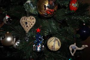 detalhe de bola de natal decorada à mão de vidro foto