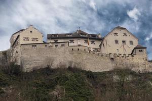 castelo vaduz liechtenstein em dia nublado foto