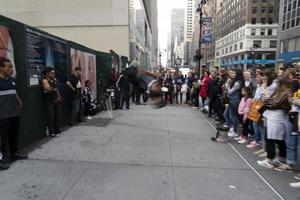 nova york, eua - 7 de maio de 2019 - dançarina de break na 5ª avenida foto