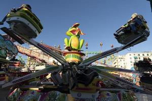 Gênova, Itália - 9 de dezembro de 2018 - a tradicional feira de diversões do parque luna de natal é aberta foto