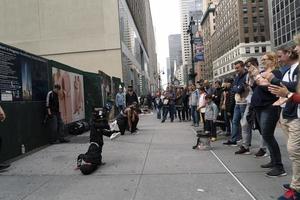 nova york, eua - 7 de maio de 2019 - dançarina de break na 5ª avenida foto