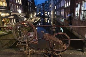 Amsterdã, Holanda - 25 de fevereiro de 2020 - canais da cidade velha foto
