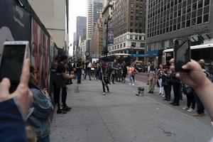 nova york, eua - 7 de maio de 2019 - dançarina de break na 5ª avenida foto