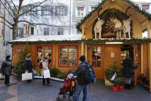 trento, itália - 9 de dezembro de 2017 - pessoas no tradicional mercado de natal foto