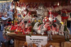 trento, itália - 9 de dezembro de 2017 - pessoas no tradicional mercado de natal foto