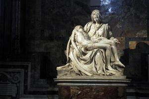 a pietá de michelangelo. escultura renascentista de michelangelo buonarroti, localizada em st. basílica de pedro, cidade do vaticano, 2022 foto