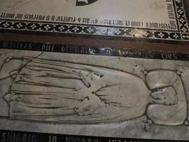 túmulo medieval dentro da igreja de santa croce, florença, itália, 2022 foto