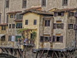 ponte vecchio ponte rio arno florença lojas antigas foto