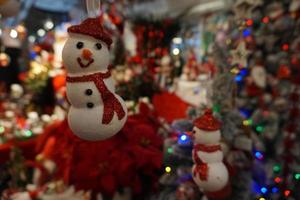 enfeites de árvore de natal no mercado de rua foto