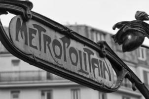 paris metro metropolitain sinal em preto e branco foto