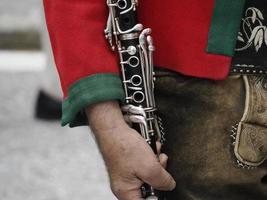 mãos tocando clarinete detalhe foto