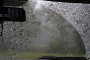 chuva forte no limpador de pára-brisa do carro foto