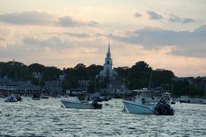 vista do porto de nantucket ao pôr do sol foto