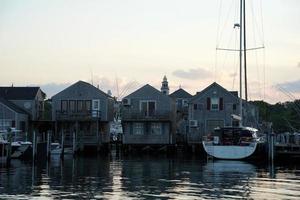 vista do porto de nantucket ao pôr do sol foto