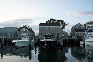 vista do porto de nantucket ao pôr do sol foto