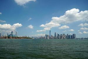 nova york vista da paisagem urbana do rio hdson, ilha da liberdade foto