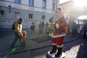 trento, itália - 9 de dezembro de 2017 - pessoas no tradicional mercado de natal foto