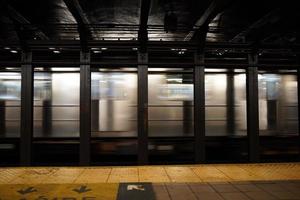 trem em movimento do metrô de Nova York na 51ª estação, 2022 foto