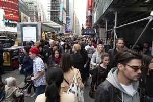 nova york - eua 4 de maio de 2019 - times square cheio de pessoas foto