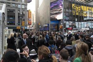 nova york, eua - 7 de maio de 2019 - estreia do detetive pikachu na times square foto