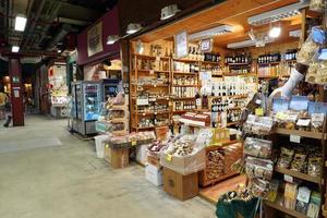 florença, itália - 1 de setembro de 2018 - pessoas comprando no mercado da cidade velha foto