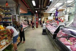 florença, itália - 1 de setembro de 2018 - pessoas comprando no mercado da cidade velha foto