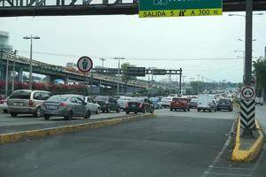 cidade do méxico, méxico - 18 de março de 2018 - capital da metrópole mexicana tráfego congestionado foto