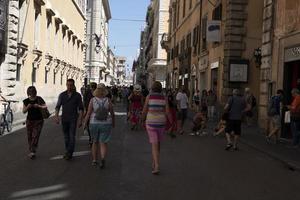 roma, itália - 16 de junho de 2019 - via del corso lotado de turistas foto