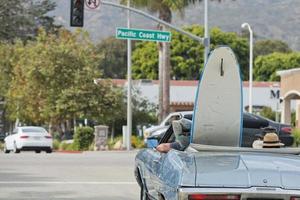 prancha de surf em um carro foto