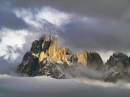 sassolungo e sassopiatto montanhas dolomitas panorama de inverno de alpe di siusi foto